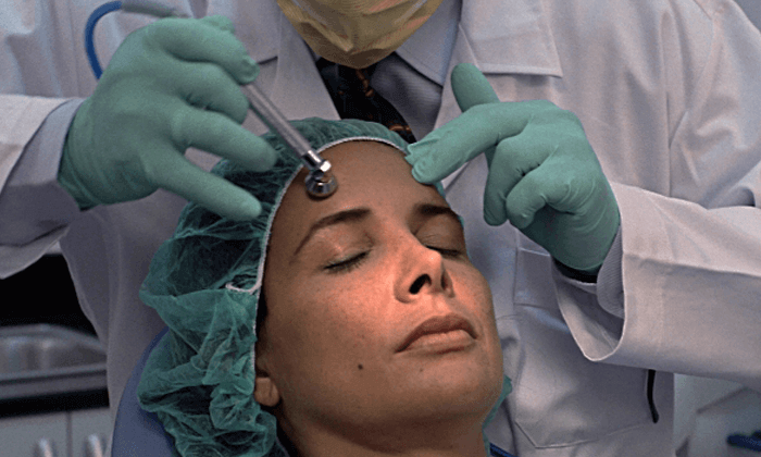 Picture of a Dr. performing a laser procedure in San José, Costa Rica